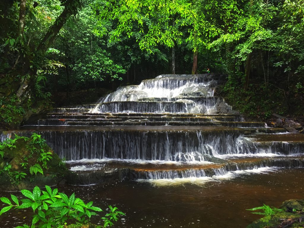 5 Hal Menarik Yang Perlu Lo Ketahui di Curug Semolon di Kalimantan Utara