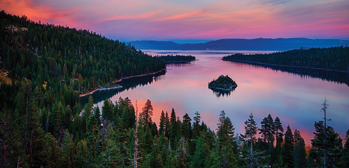 Bro, 9 Danau Terindah di Dunia ini Harus Banget Lo Lihat Sekali dalam Hidup Lo!