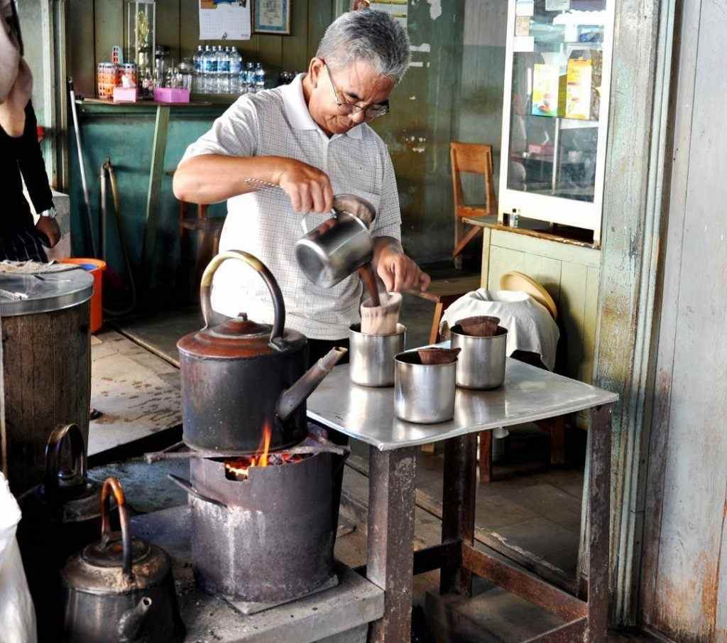 Tak Disangka! Ternyata 4 Pilihan Kedai Kopi Ini Tertua di Indonesia Bro!