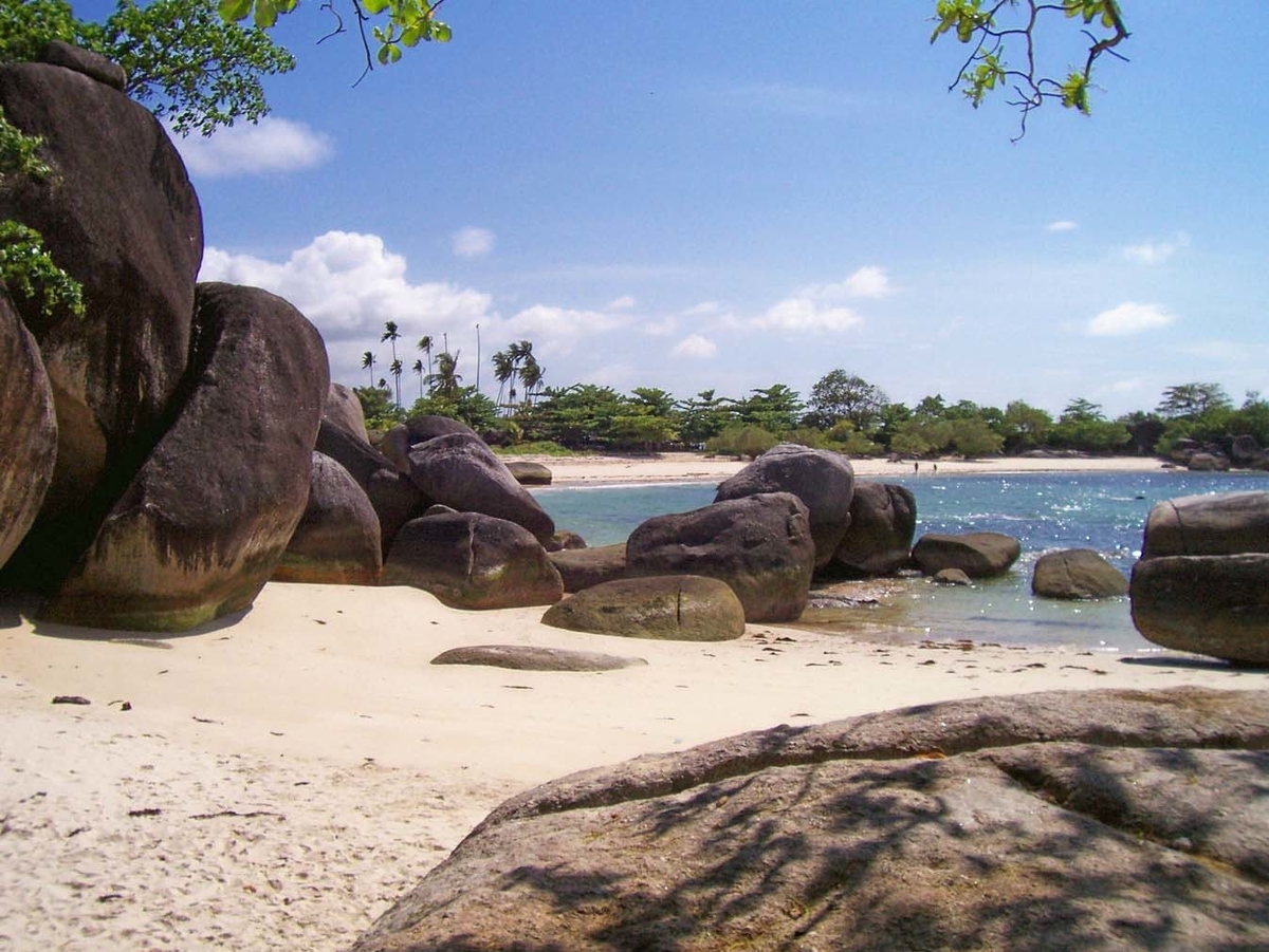 Pantai Tanjung Tinggi, Keindahan Alam yang Menawan di Kawasan Bangka Belitung!