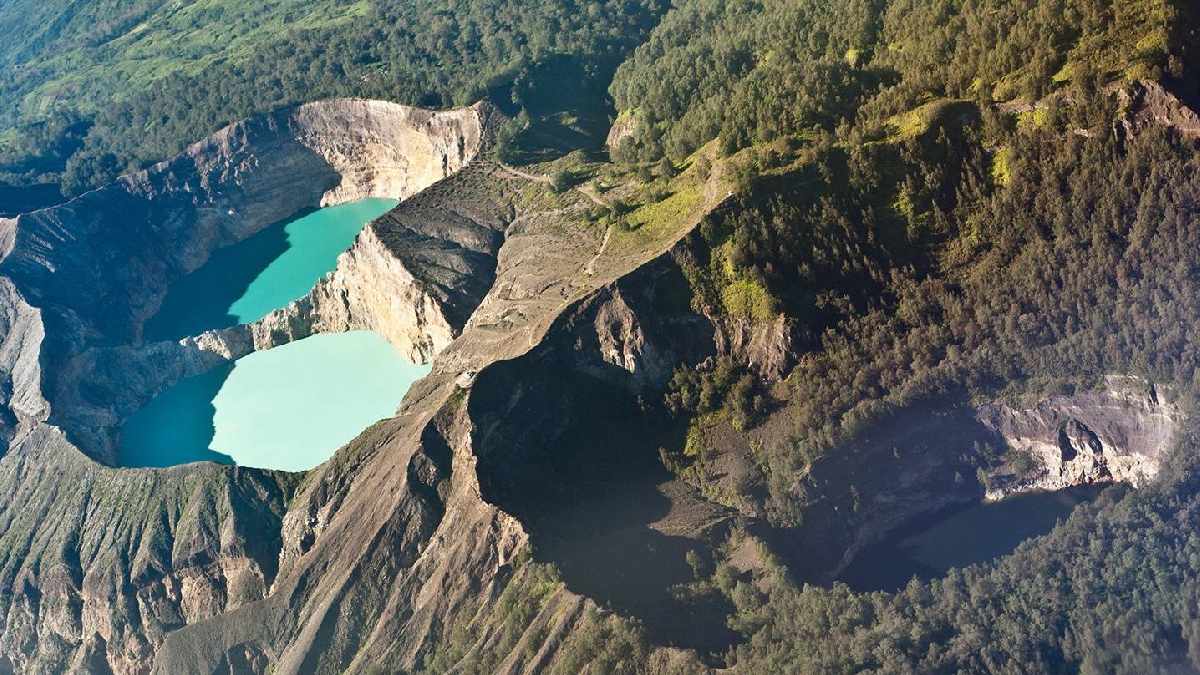 7 Fakta Tentang Danau Kelimutu yang Bisa Menggugah Semangat Para Petualang!