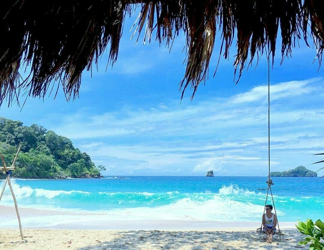 Eksotisme Pantai Sendiki: The Lost World