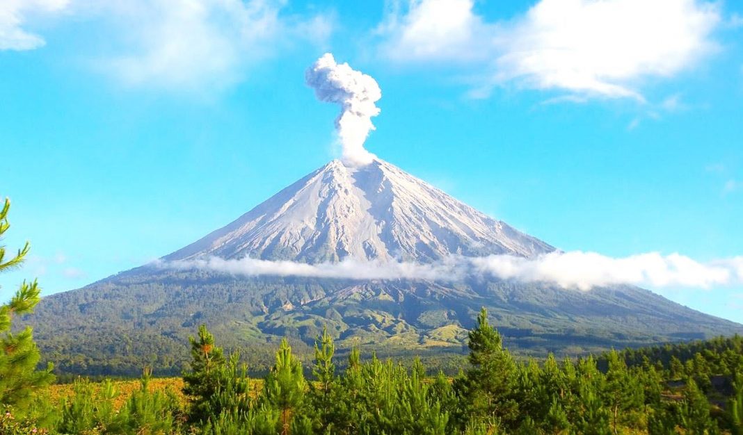 4 Status Gunung Berapi yang Perlu Lo Perhatikan Sebelum Berangkat Mendaki!