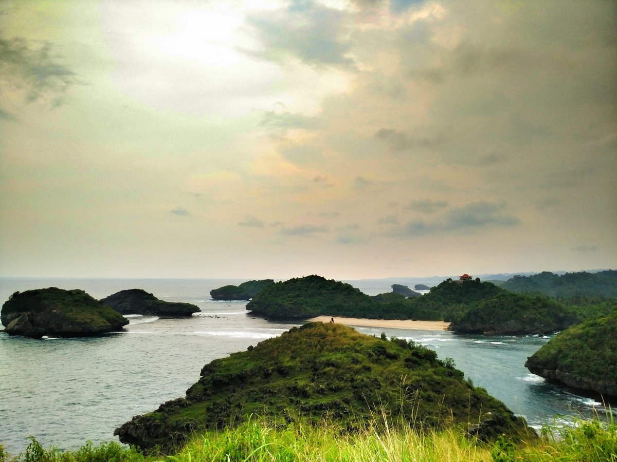 Gak Hanya Gua, Keindahan 3 Pantai Wisata Pacitan yang Belum Terjamah Ini Harus Lo Saksikan!