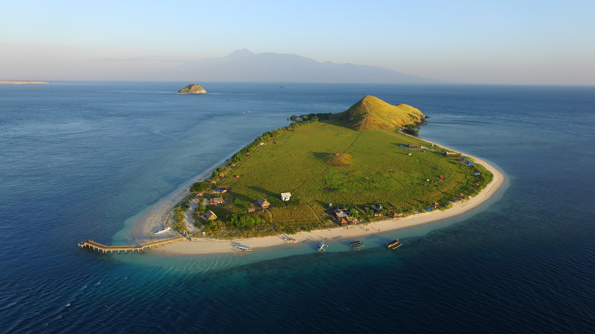 Mau Traveling ke Nusa Tenggara Barat Bro? 5 Destinasi Wisata Ini Harus Masuk Itinerary Lo!