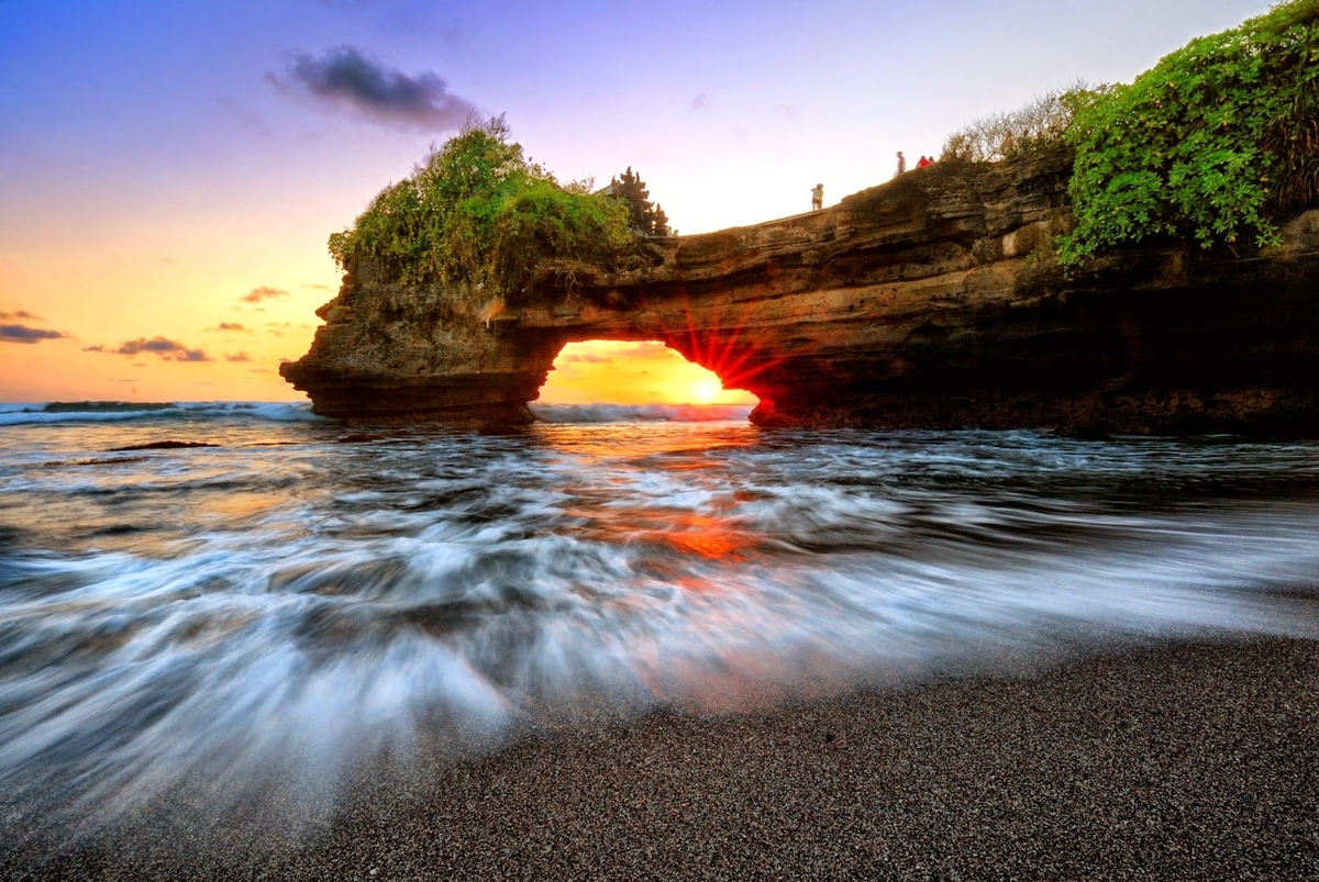 Pantai Karang Bolong, Pantai Indah di Kebumen yang Ikonik Bro