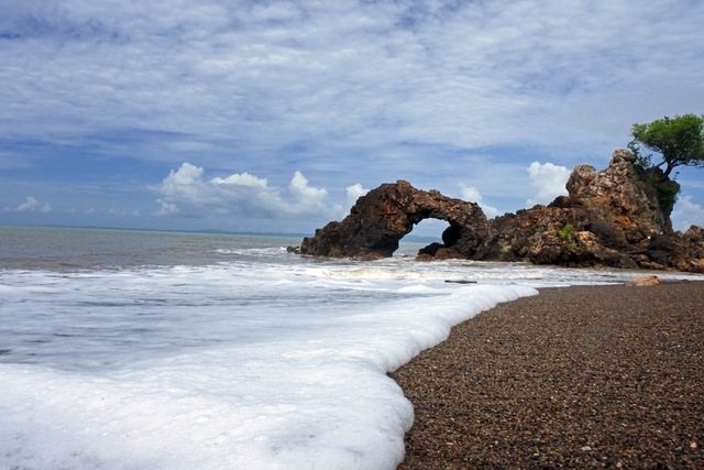 Pantai Karang Bolong, Pantai Indah di Kebumen yang Ikonik Bro ...