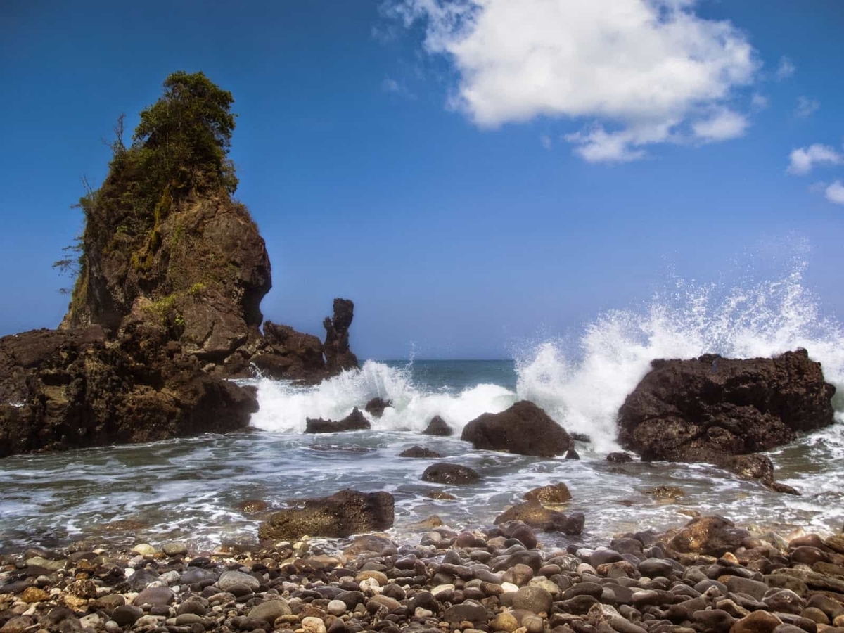 5 Fakta Menarik Pantai Karang Agung, Pantai Tersembunyi di Kebumen yang Patut Untuk Lo Kunjungi!