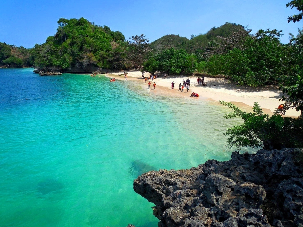 4 Hal Menarik Di Balik Keindahan Pantai Tiga Warna di Malang, Jawa Timur!