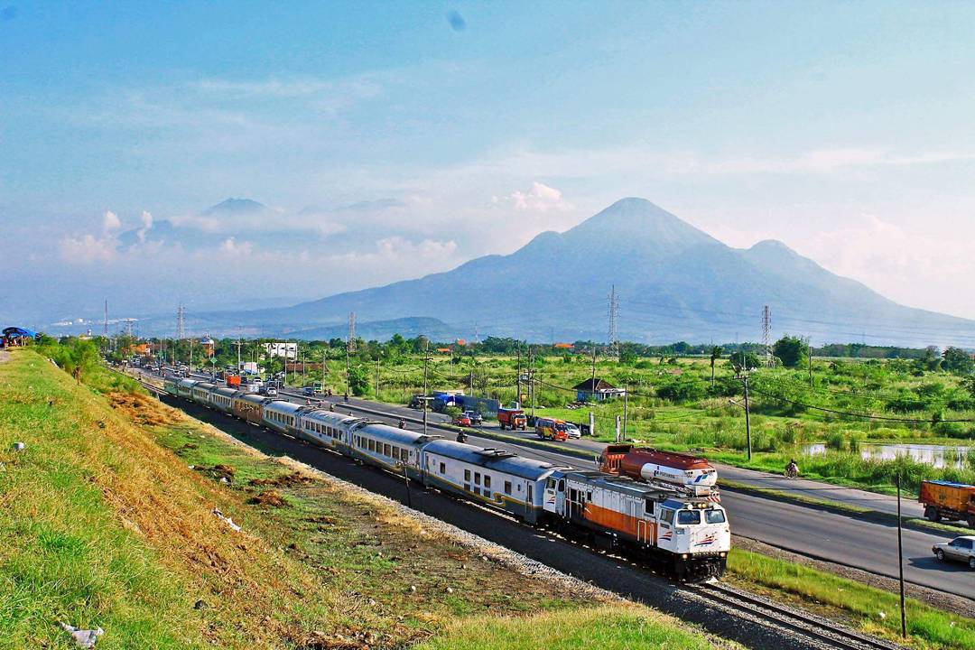 7 Jalur Kereta Api di Indonesia dengan Pemandangan yang Luar Biasa Indah!