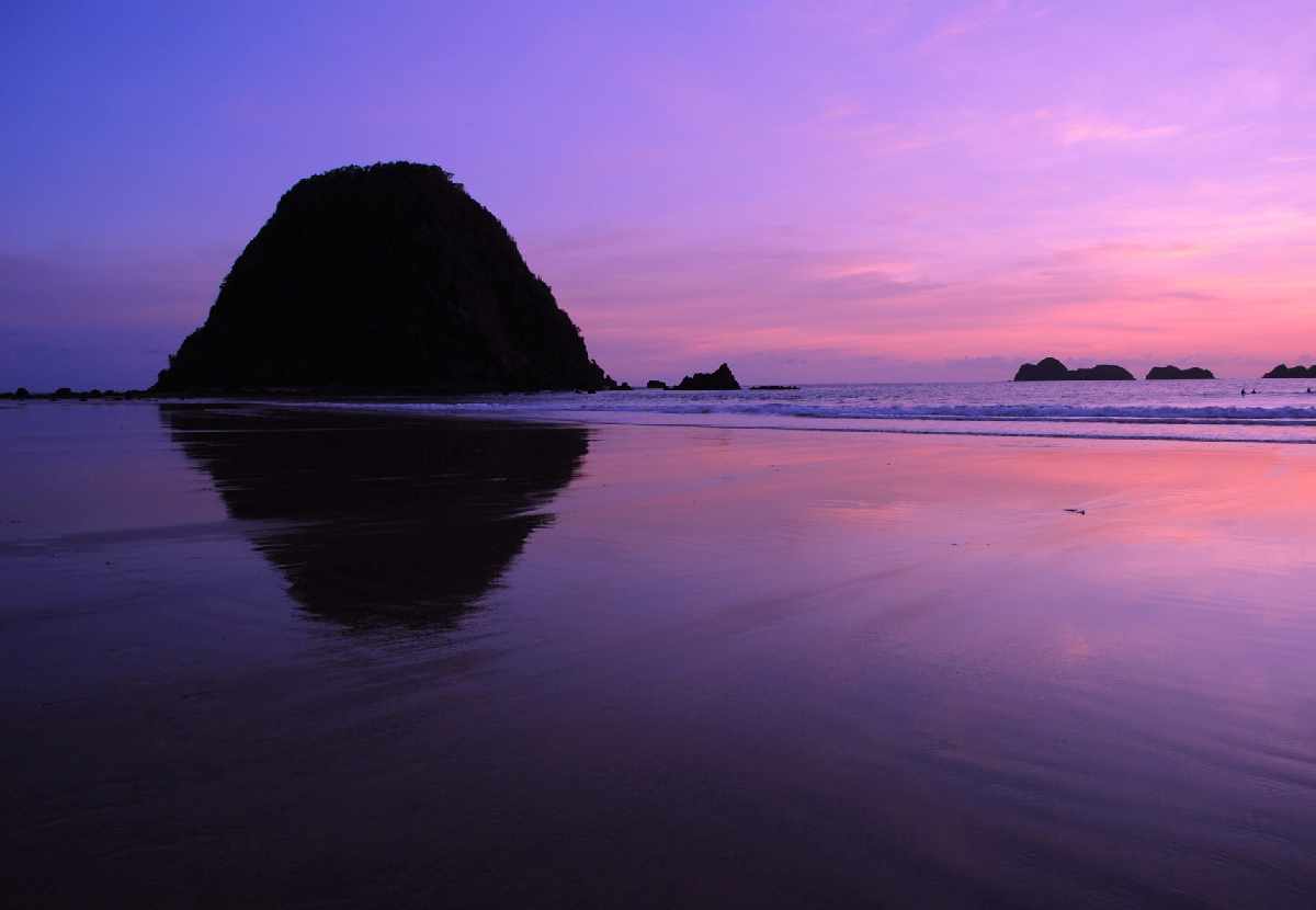 5 Alasan Mengapa Pantai Pulau Merah Layak Lo Jadikan Tempat Berlibur