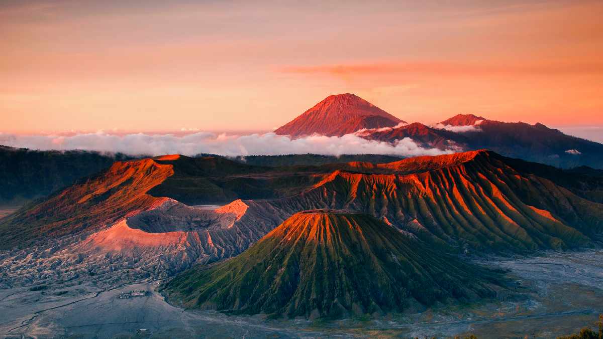 6 Hal yang Harus Lo Ketahui sebelum Mendaki Gunung Berapi