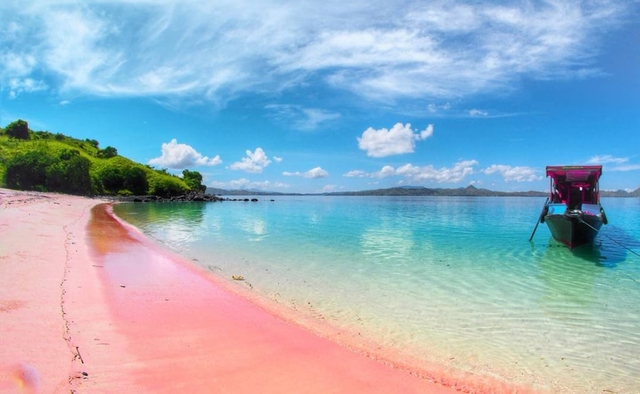 Pemandangan Pantai yang Indah di Indonesia – Pantai Pink