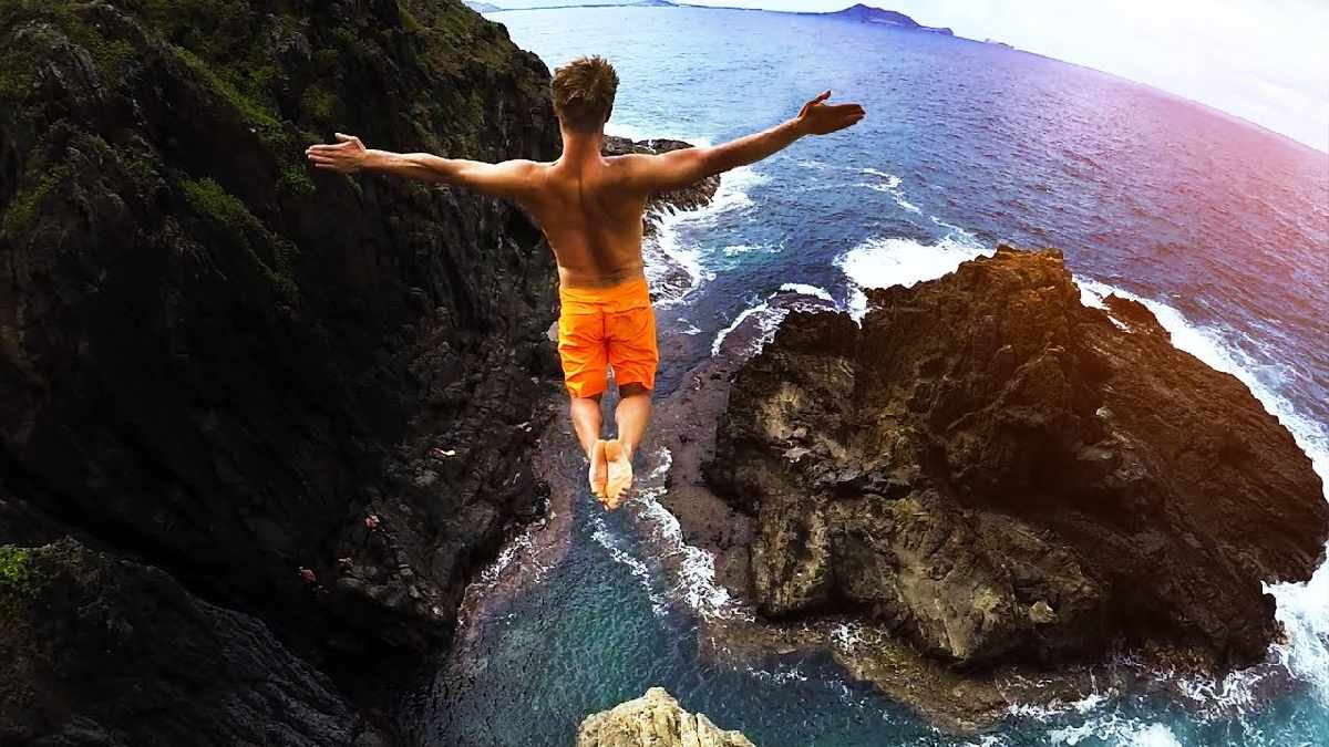 Sudah Tahu Bedanya Cliff Jumping Dengan Cliff Diving? Berikut Penjelasannya!