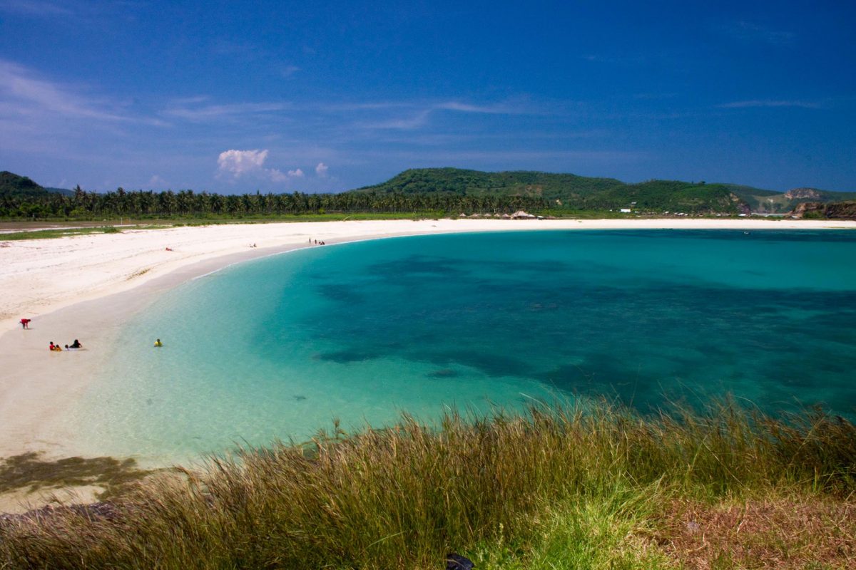 5 Hal yang Perlu Untuk Lo Ketahui Seputar Eloknya Pantai Tanjung Aan di Lombok!