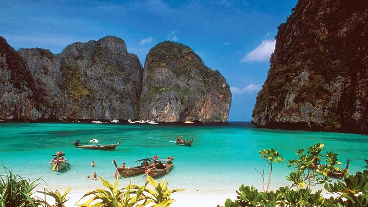 5 Fakta Menarik Dibalik Keindahan Alam di Pantai Teluk Triton!