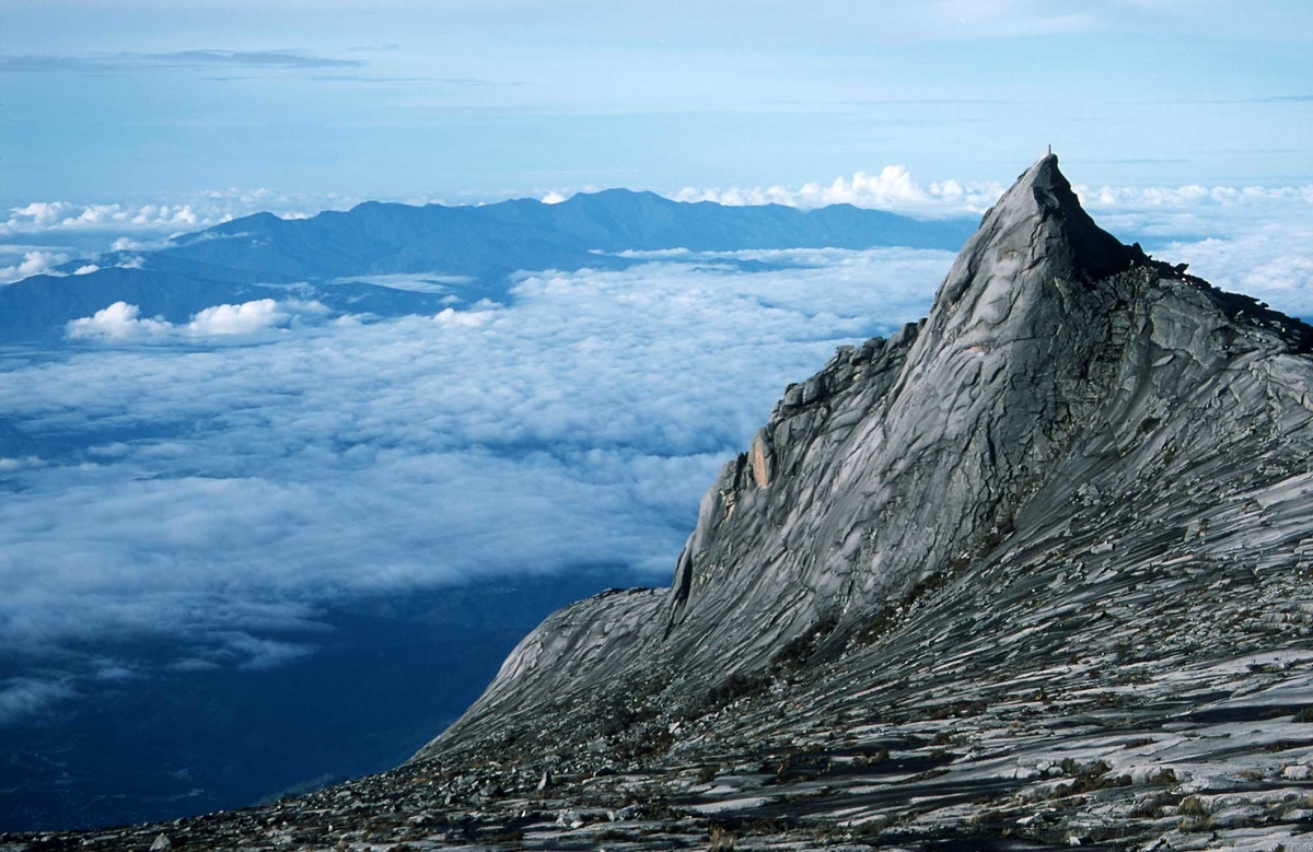 6 Deretan Gunung Tertinggi yang Ada di Malaysia Ini Patut Untuk Lo Taklukan Bro!