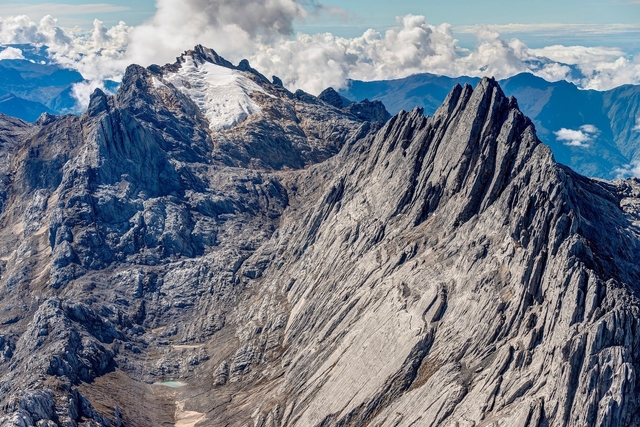 Gunung Tertinggi di Asia Tenggara – Puncak Jaya, Indonesia