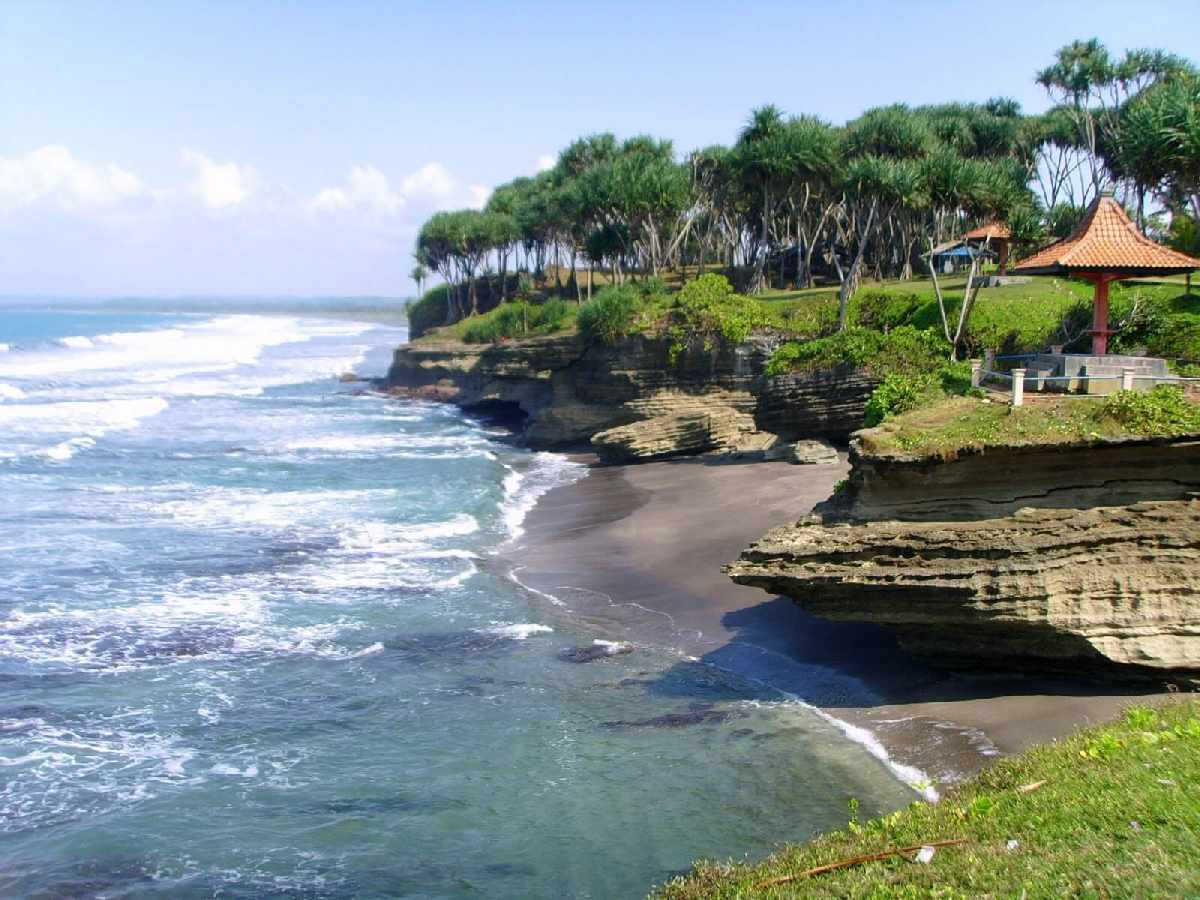 Deretan 4 Pantai dengan Ombak Menantang di Pangandaran, Peselancar Wajib Tahu!