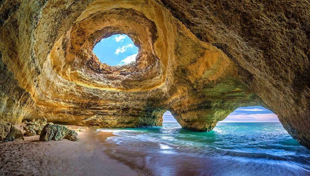 7 Gua Laut Terindah di Dunia yang Sajikan Pemandangan Spektakuler!