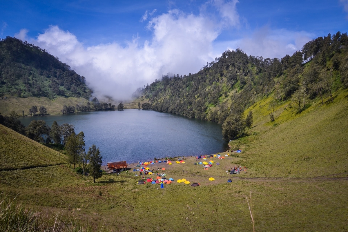 5 Peraturan yang Wajib untuk Lo Patuhi Ketika Ingin Menginap di Ranu Kumbolo!