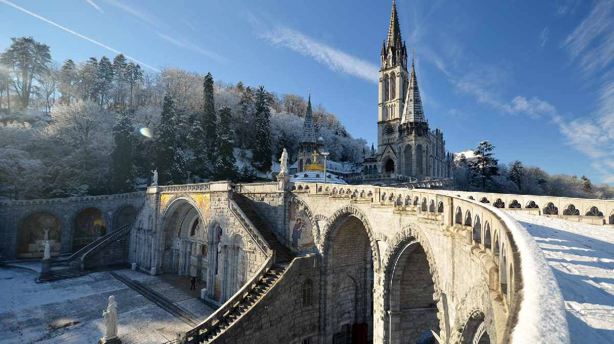 Mengintip 6 Destinasi Wisata Sakral Paling Terkenal di Dunia