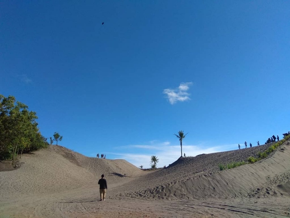 Terasa Sedang Berada di Timur Tengah, 4 Pilihan Padang Pasir di Indonesia Ini Patut Untuk Lo Kunjungi!