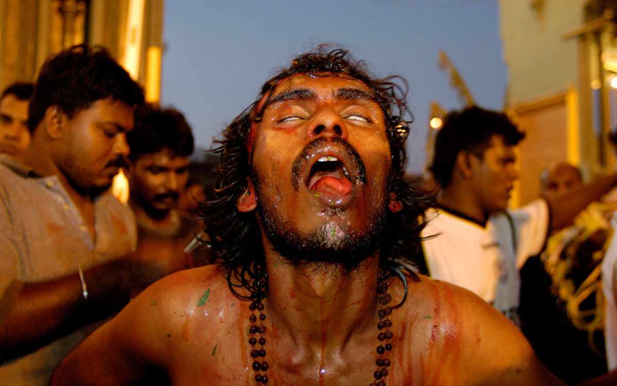 5 Ritual Ekstrem yang Dilakukan Berbagai Suku Mancanegara!