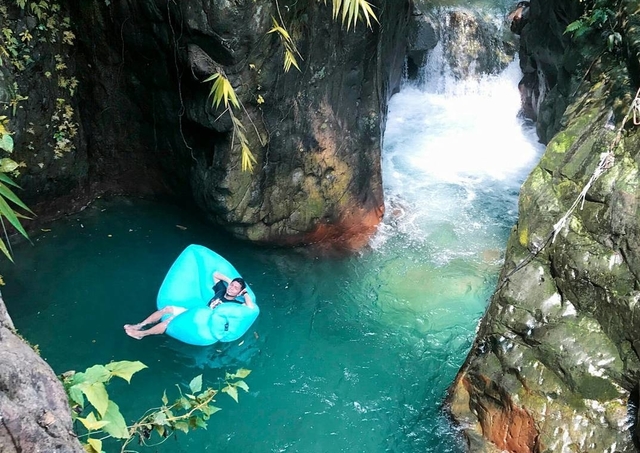 Warna Airnya yang Kebiruan: Kekinian Banget, Bro! Leuwi Lieuk