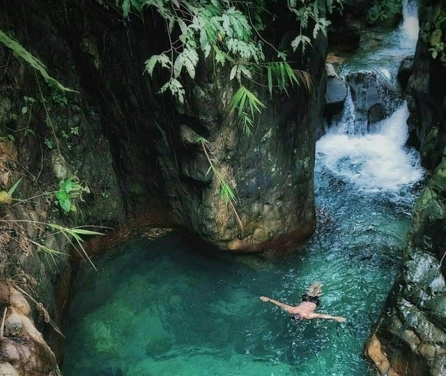 Kolam Renang Alami yang Diapit Tebing Terjal Leuwi Lieuk
