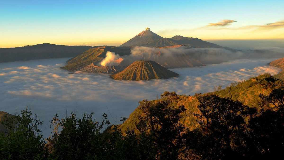 7 Mitos Penuh Misteri Di Gunung Semeru, Jangan Sembarangan Di Sana, Bro ...