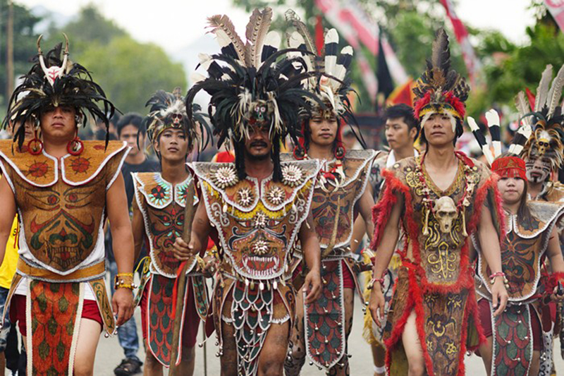 Suku Dayak dan 6 Fakta Uniknya yang Perlu Lo Ingat Saat ke Kalimantan!