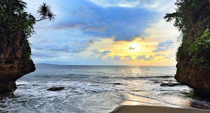 5 Pantai Anti Mainstream Asal Jawa Barat Ini Suguhkan Panorama Eksotis