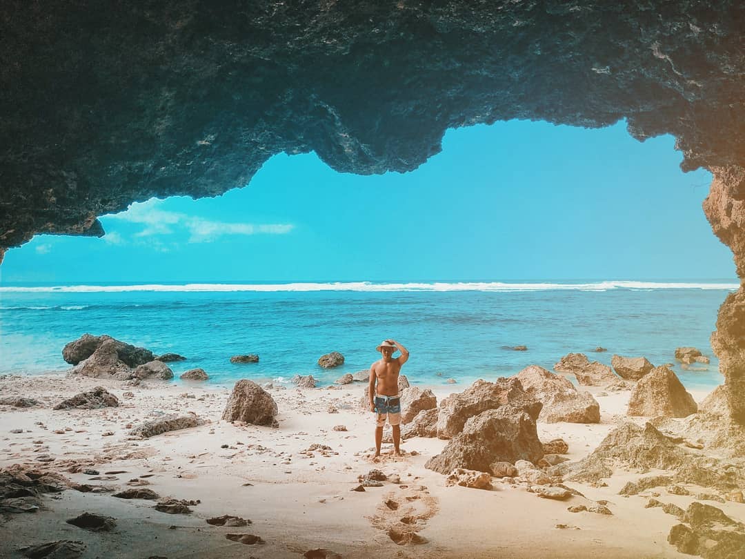 Mengenal 5 Pantai Cantik di Bali yang Disertai Gua dan Laguna Indah