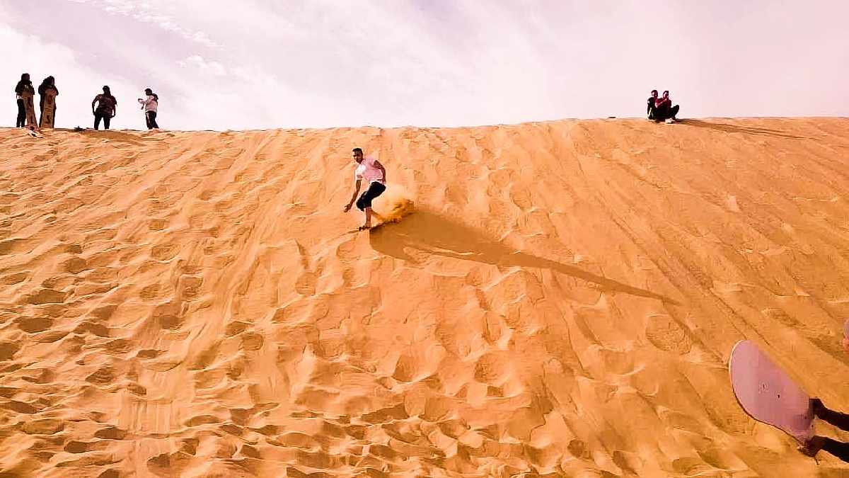 Gurun Sahara dan 5 Spot Main Sandboarding Seru yang Ada di Indonesia!