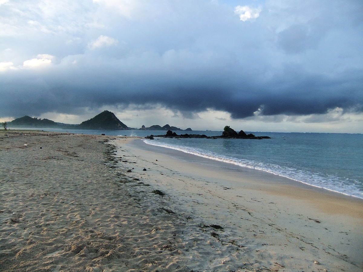 4 Fakta Menarik Seputar Pantai Kuta yang Berada di Pulau Lombok!