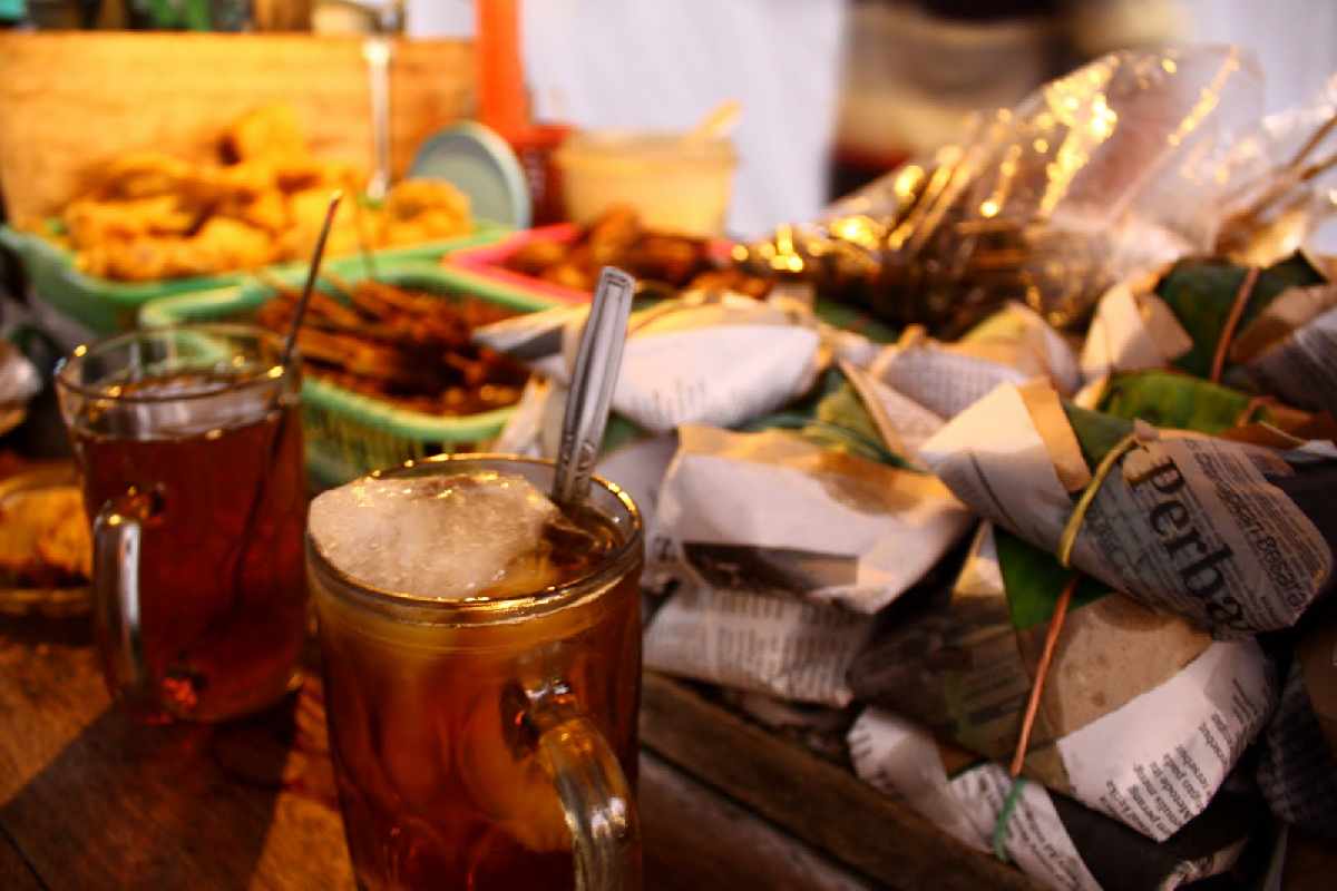Ingin Santap Kuliner Lezat dan Murah? Yuk Kunjungi 5 Angkringan Legendaris di Yogyakarta Ini