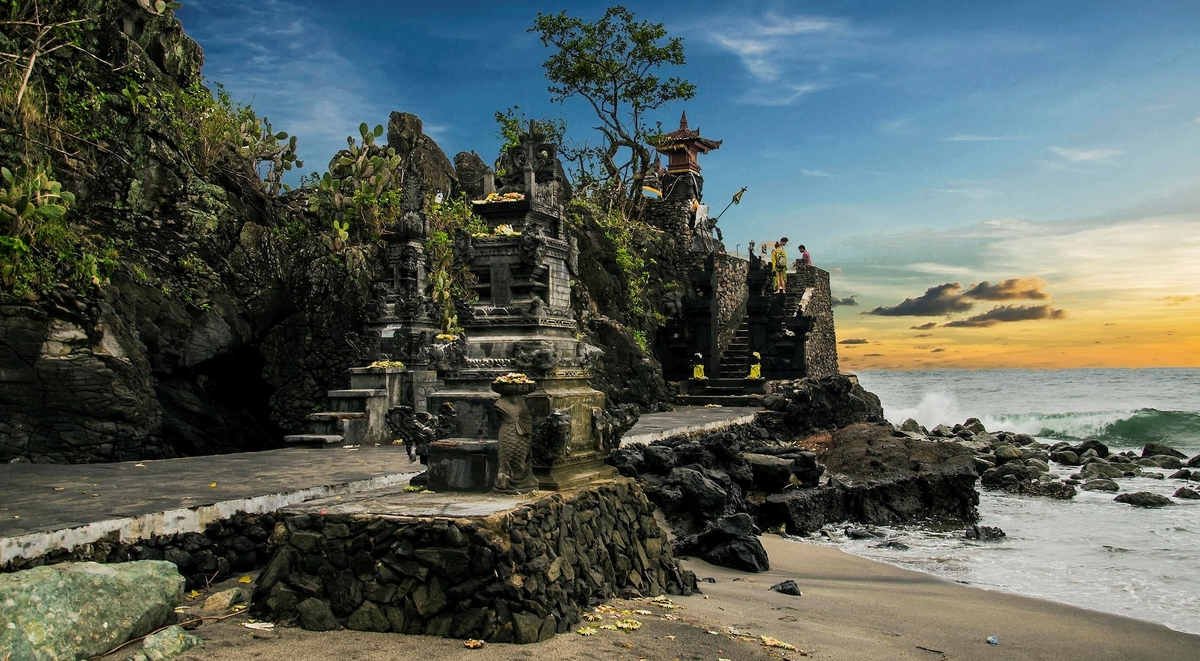 4 Hal yang Menjadi Bukti Keindahan dari Pura Batu Bolong di Pulau Lombok!