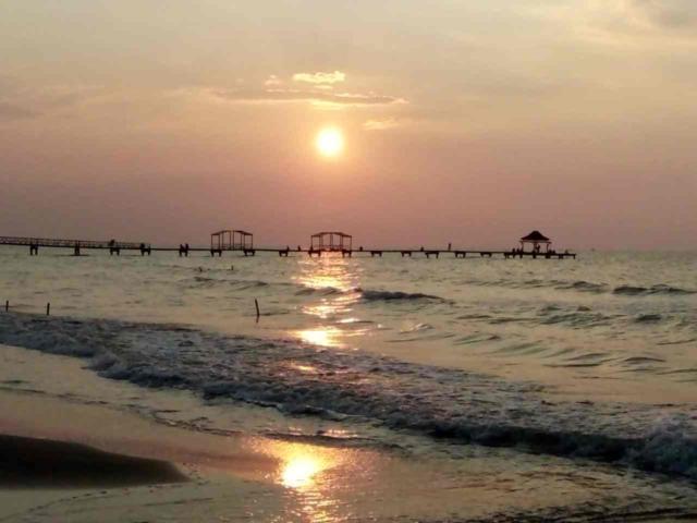 5 Destinasi Wisata Pantai Indah yang Bisa Lo Jumpai di Jalur Pantura