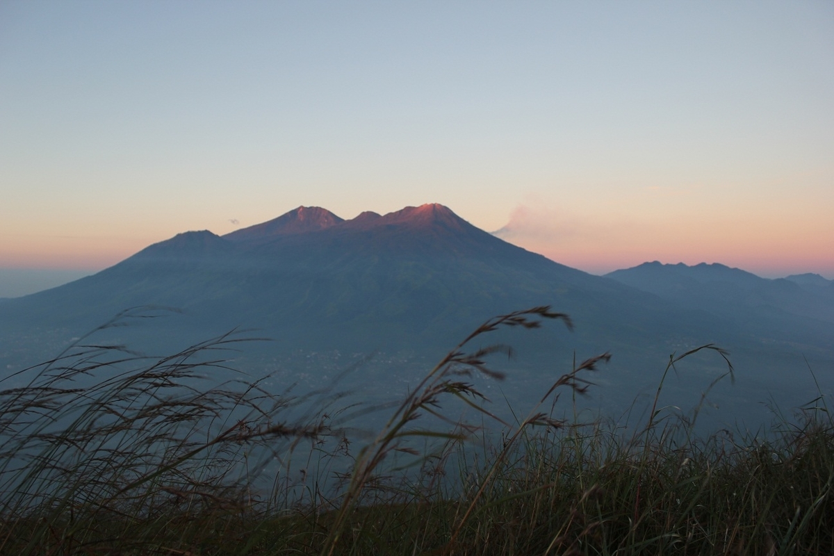 5 Gunung Indah di Pulau Jawa ini Layak Untuk Lo Taklukan Nih Bro!