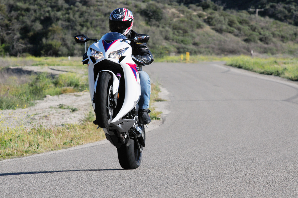 3 Trik Dasar Freestyle Motor yang Bisa Lo Pelajari Biar Makin Keren, Nih!