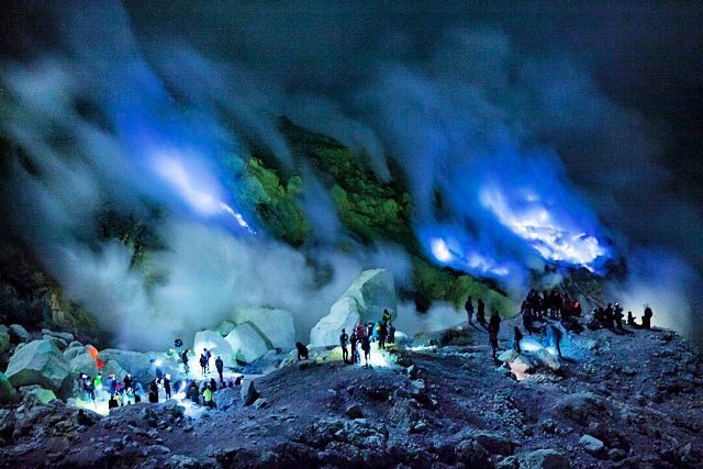 5 Tips Bermanfaat Buat Dapat Fenomena Blue Fire di Kawah Ijen!