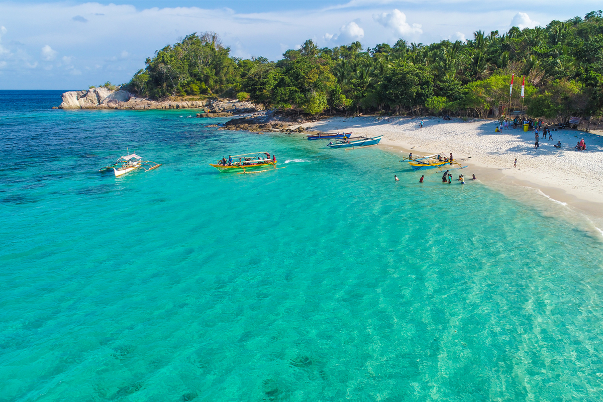 5 Keindahan Alam yang Bisa Lo Temui di Pantai Abadi, Sulawesi Utara!