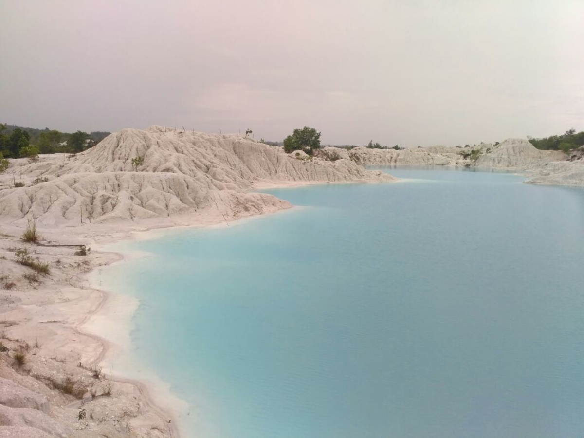 Berada di Bangka Belitung Tengoklah Keindahan Alam di Danau Kaolin Beserta 4 Keunikannya Ini!