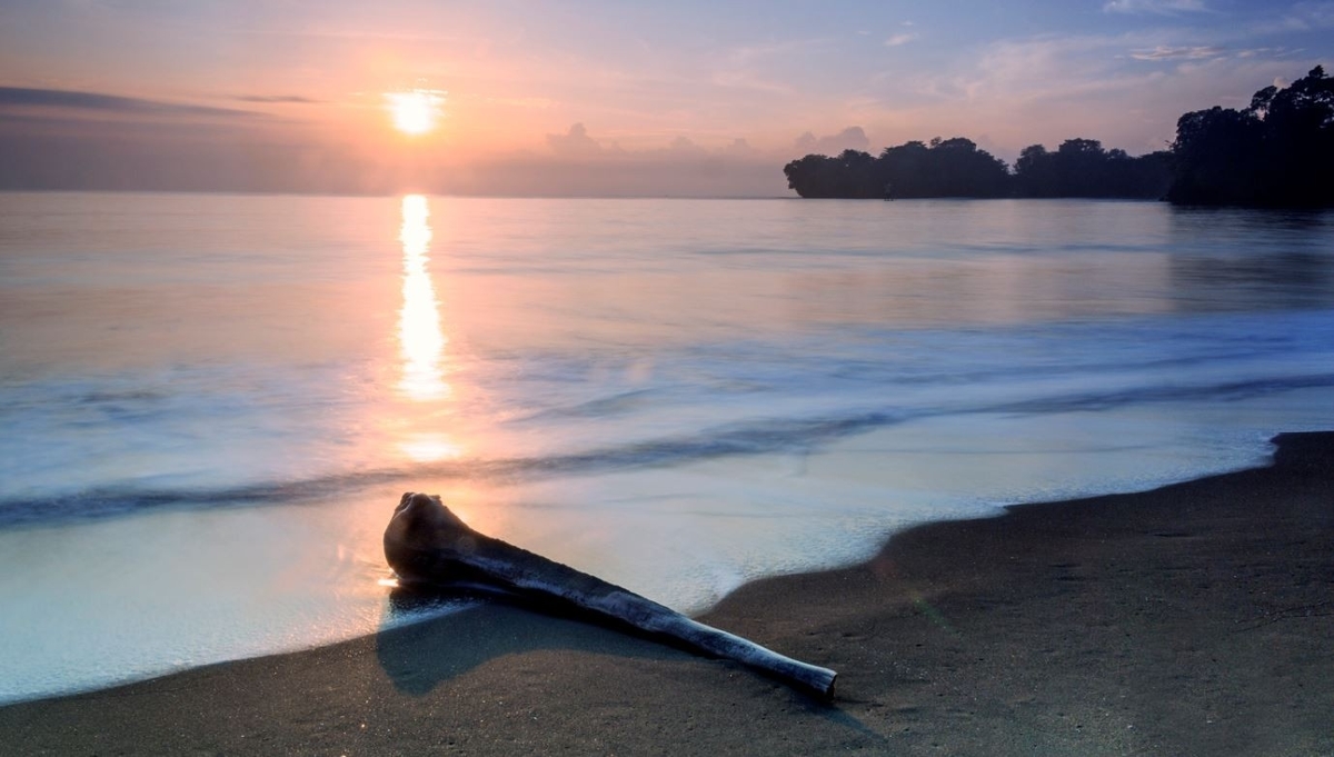 4 Fakta Mengenai Keindahan Alam yang Ada di Pantai Batu Karas!