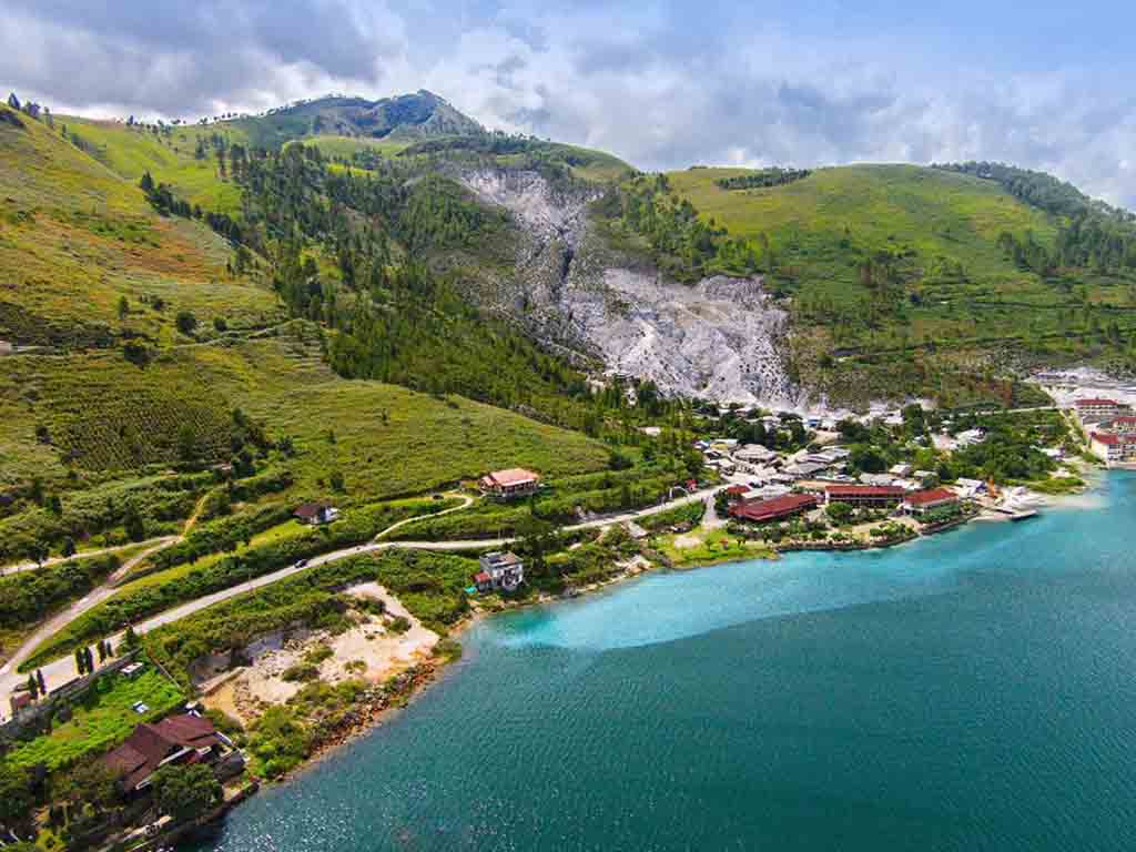 Puaskan Jiwa Petualang Lo dengan Jajal 5 Aktivitas Seru Ini di Sekitar Danau Toba!