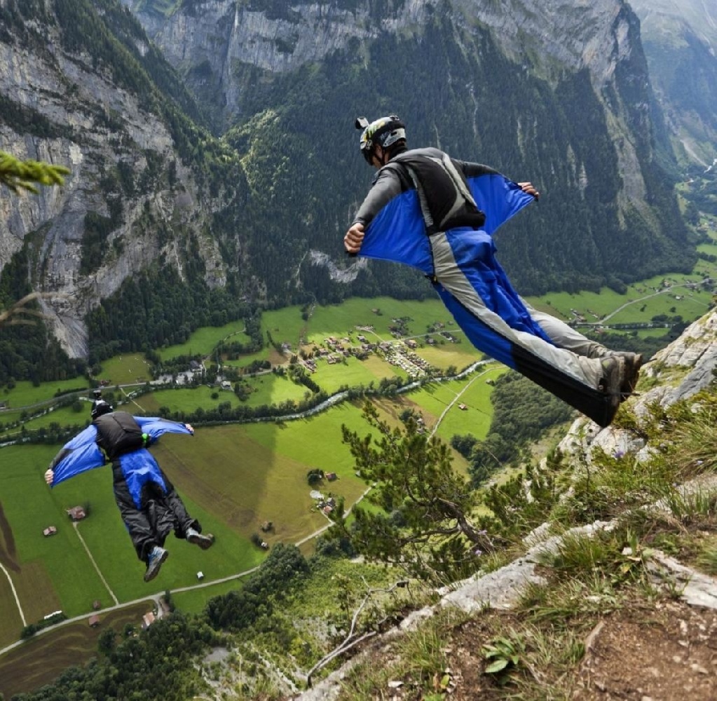 BASE Jumping: 4 Fakta Menarik yang Perlu Lo Ketahui Seputar Aktivitas Ekstrem Ini!