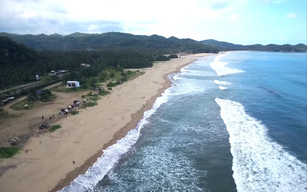5 Alasan Buat Wajib ke Pantai Soge: Bisa Puas Trekking Sampai Kemping!