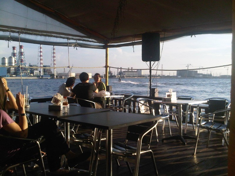 Akhir Pekan ke Jetski Cafe: Ini 5 Hal Menariknya Kalau Lo Datang ke Sana!