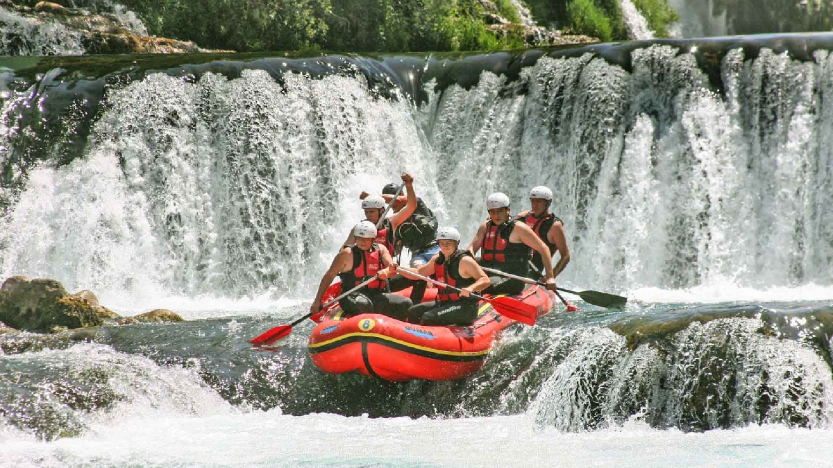 6 Kiat Bawa Kamera saat Arung Jeram, Patut Disimak Traveler Nih!